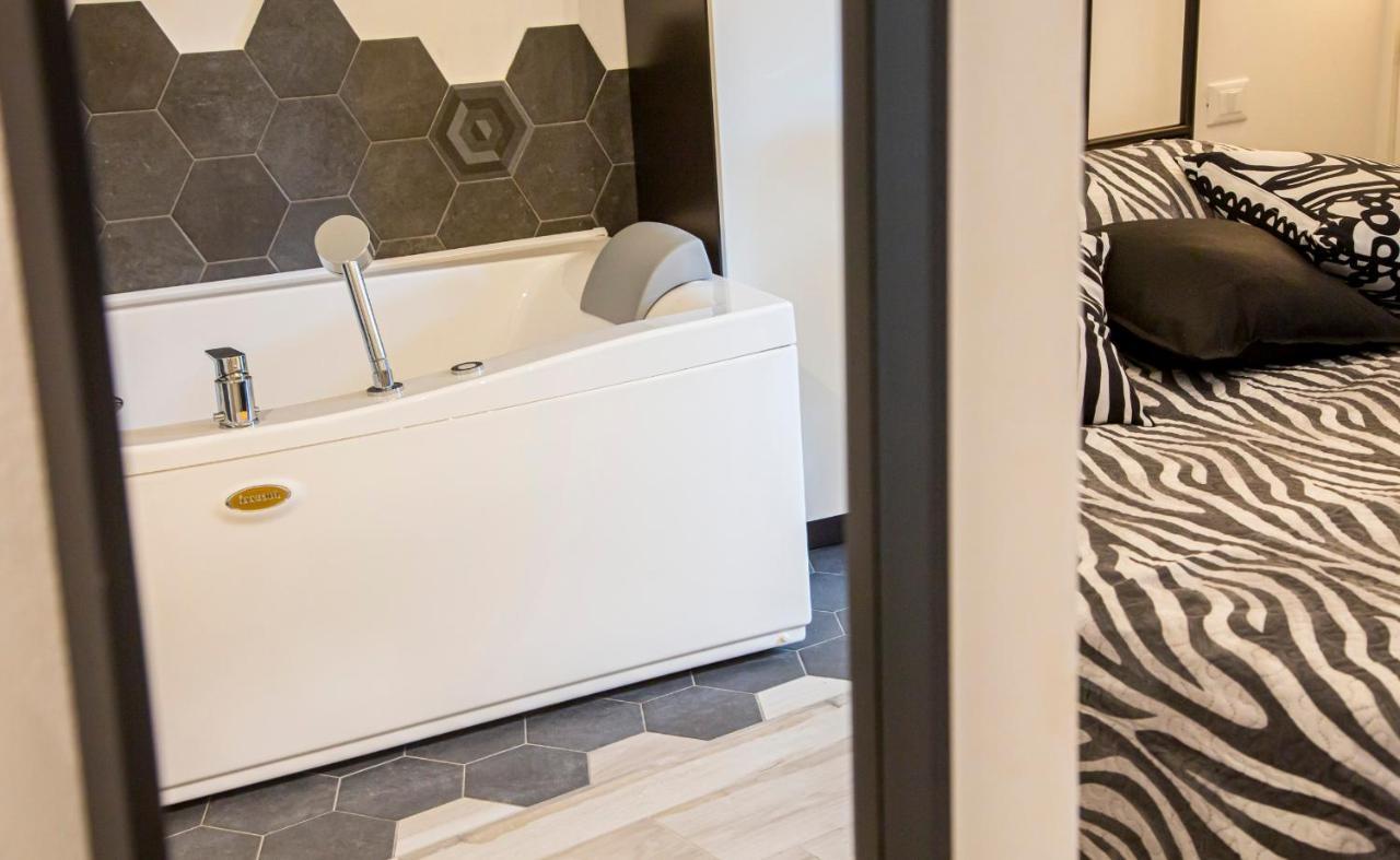 Suite Black And Wite Pisa Bagian luar foto